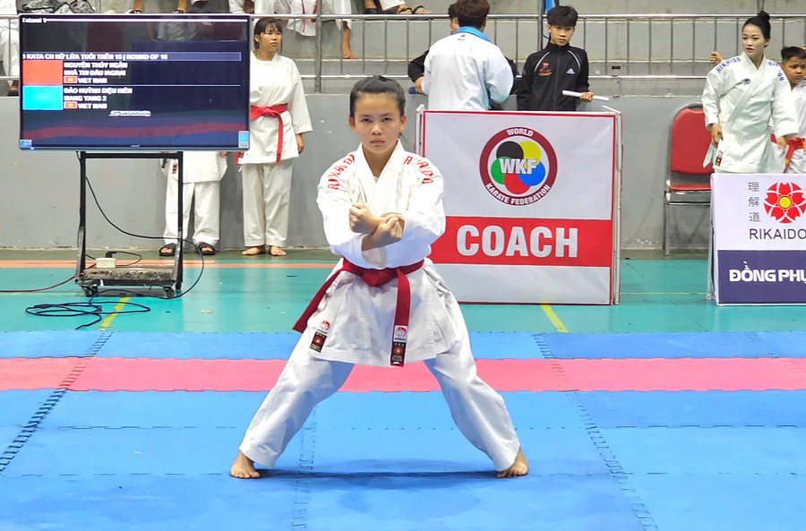 Phần thi quyền Karate nội dung cá nhân nữ. Ảnh: R.H z6645188746952-588c05979654f4a9e4cbeb2a213c81a1.jpg