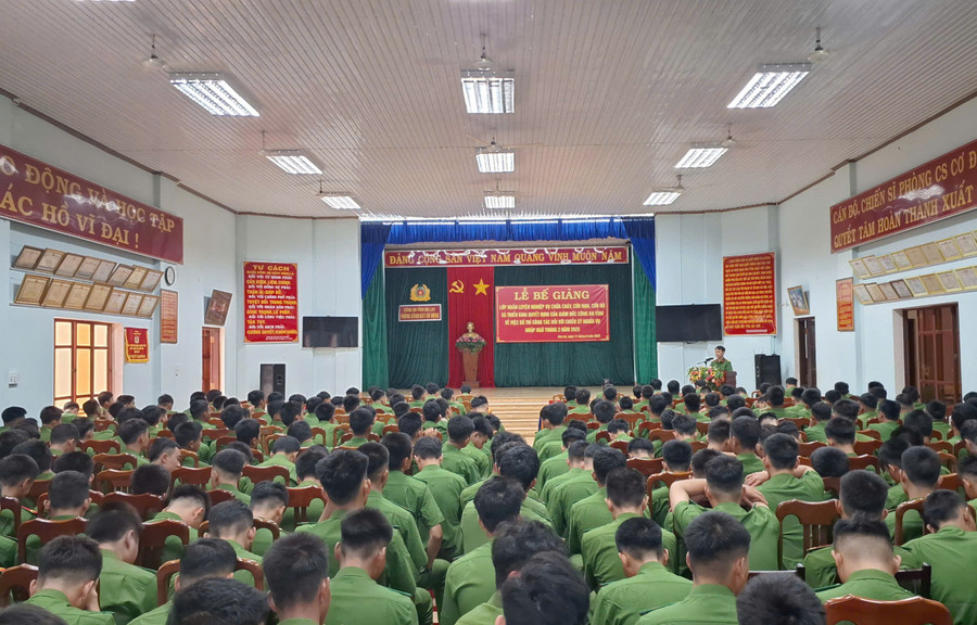 340 cán bộ, chiến sĩ lực lượng Cảnh sát Cơ động và Công an nghĩa vụ tham gia huấn luyện nghiệp vụ phòng cháy chữa cháy. Ảnh: T.D 0b3363fc3f058b5bd214.jpg