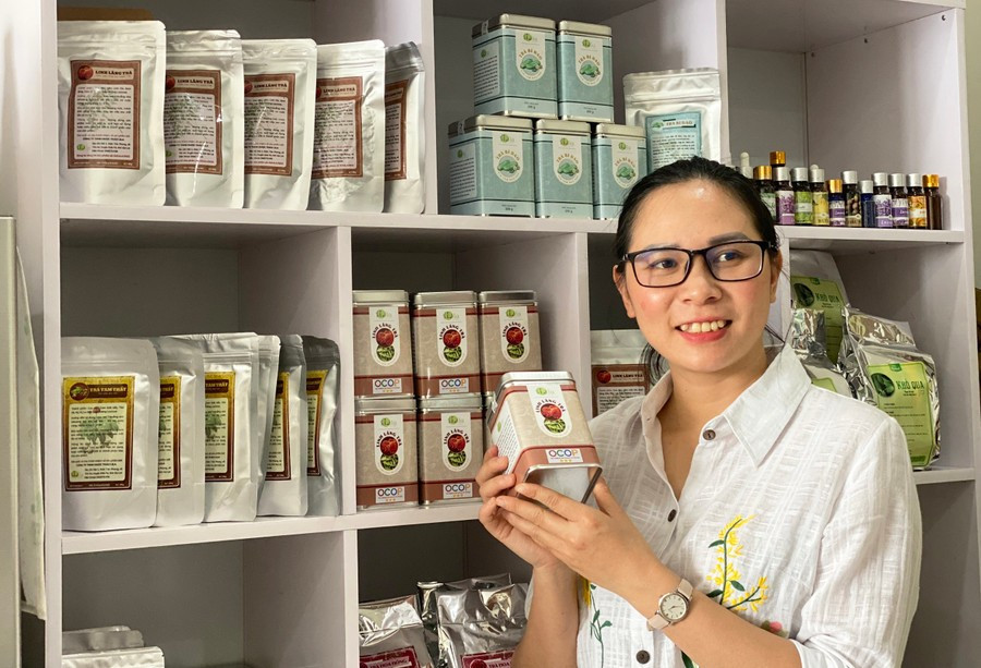 Chị Nguyễn Thị Thu Trang-Giám đốc Công ty TNHH Dược thảo LiLa bên sản phẩm Linh Lăng trà. Ảnh: Ngọc Minh 1-2174.jpg