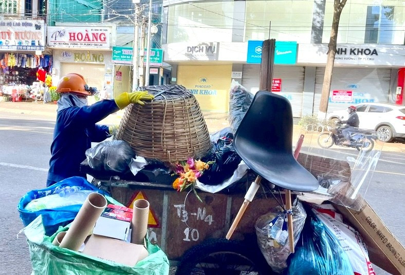 Công tác quét, gom rác đường phố bằng thủ công (lòng đường) ở đô thị loại I có đơn giá 1.618.654 đồng/10.000 m2. Ảnh: M.T 111-5580.jpg