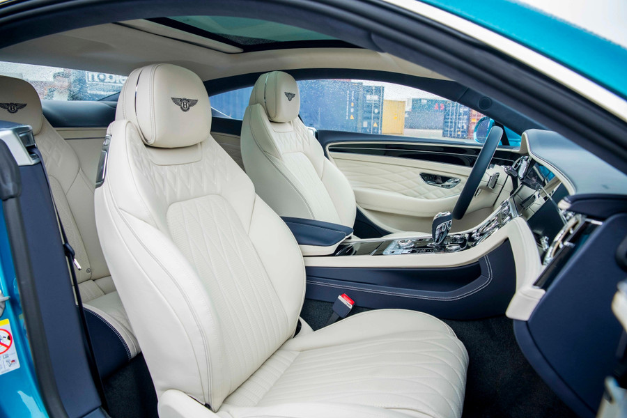 Khoang nội thất thủ công với chất liệu da và gỗ cao cấp. Ảnh: S.T bentley-azure-noi-that-34-jpg.jpg