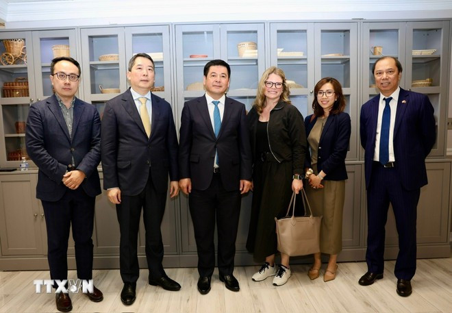 Bộ trưởng Bộ Công Thương Nguyễn Hồng Diên tiếp và làm việc với Tập đoàn Walmart. Ảnh: TTXVN phát Bộ trưởng Bộ Công Thương Nguyễn Hồng Diên tiếp và làm việc với Tập đoàn Walmart. Ảnh: TTXVN phát