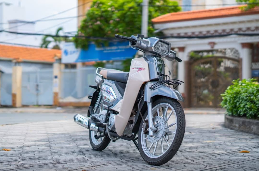 Xe gây ấn tượng với thiết kế gợi nhớ đến Honda Dream với thân xe thon dài, yên liền phẳng, đèn pha vuông cổ điển. Ảnh: S.T dream-1.png