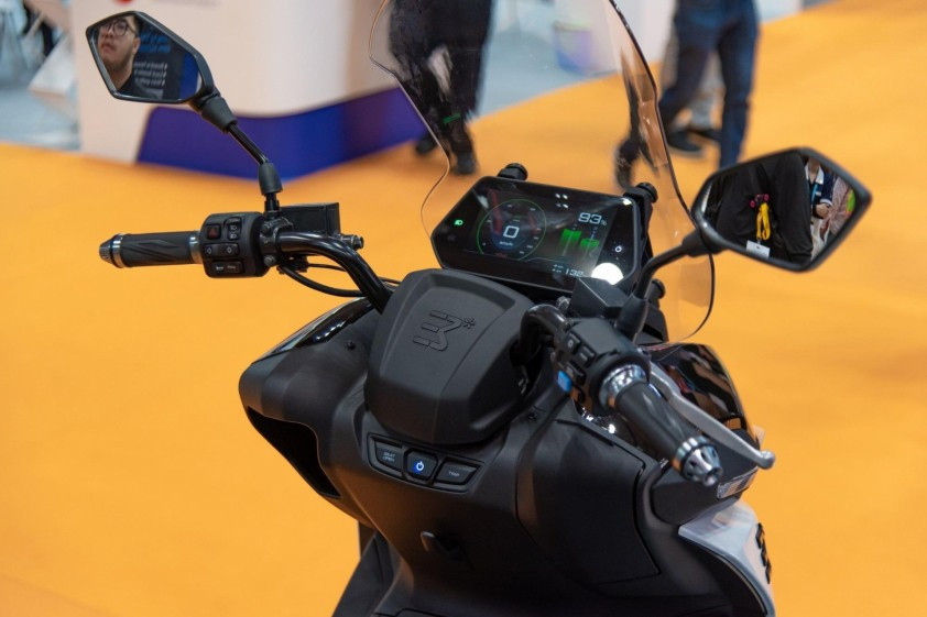Khu vực tay lái được thiết kế tương đồng với mẫu Honda PCX, nổi bật với màn hình tốc độ tách rời và loạt nút bấm chức năng như đèn xi nhan, chế độ đèn chiếu sáng, chuyển chế độ lái. Ảnh: S.T 4.jpg
