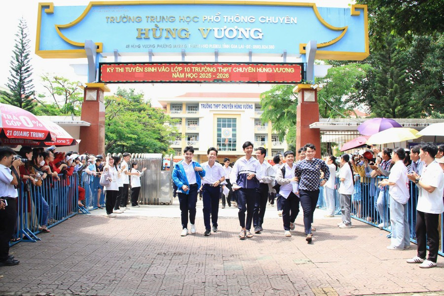 928 thí sinh Gia Lai hào hứng thể hiện kiến thức, trí tuệ để giành suất vào học lớp 10 Trường THPT chuyên Hùng Vương năm học 2025-2026. Ảnh: H.H 19f1f2871b57af09f646.jpg