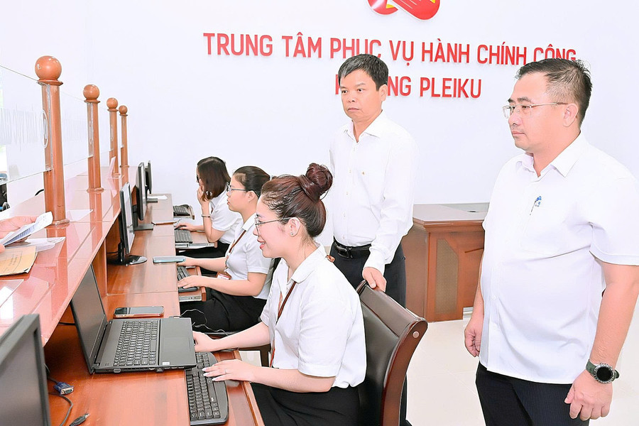 Phó Chủ tịch UBND tỉnh Nguyễn Hữu Quế giám sát trực tiếp buổi thử nghiệm tại Trung tâm Phục vụ hành chính công phường Pleiku. Ảnh: Đức Thuỵ pho-chu-tich-ubnd-tinh-nguyen-huu-que-giam-sat-truc-tiep-buoi-thu-nghiem-tai-trung-tam-phuc-vu-hanh-chinh-cong-phuong-pleiku-anh-duc-thuy.jpg
