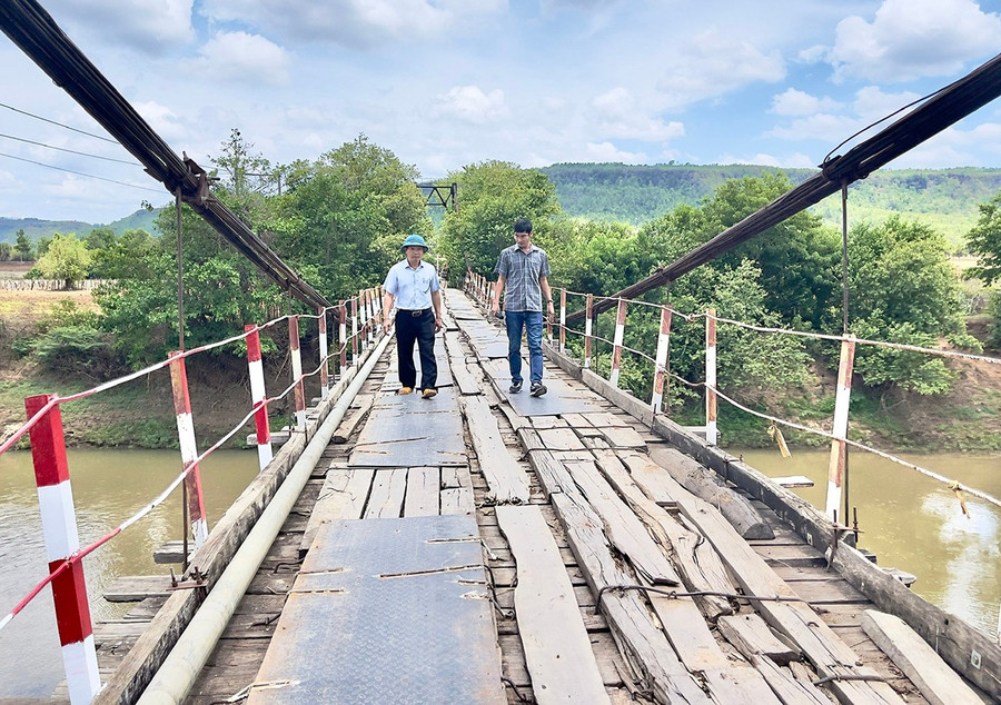Cầu treo làng Tung Ke (xã Ayun, huyện Chư Sê) xuống cấp nghiêm trọng. Ảnh: M.P 1a-5739.jpg
