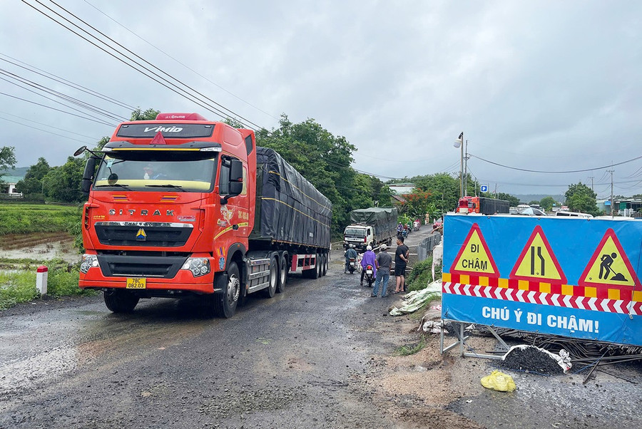 Đến trưa 11-6, quốc lộ 25-đoạn qua cầu Plei Lôk (xã Ayun Hạ, huyện Phú Thiện) đã được lưu thông trở lại. Ảnh: V.C 1a-8324.jpg