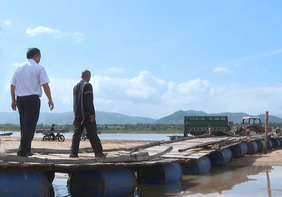 Người dân buôn Ma Rôk (xã Chư Gu, huyện Krông Pa) góp sức làm cầu phao bắc qua sông Ba. Ảnh: T.T 1a.jpg