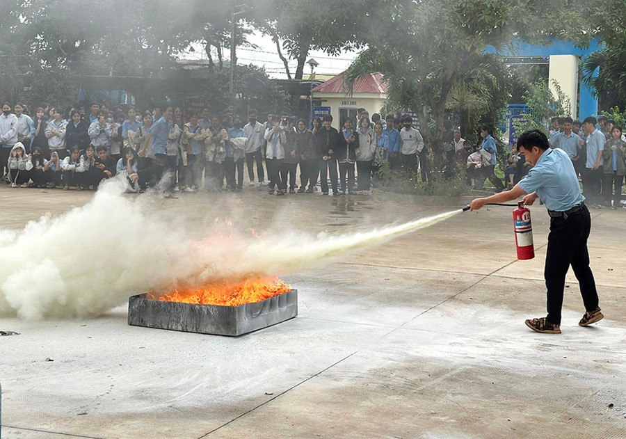 Học sinh Trường THPT Lê Quý Đôn thực hành sử dụng bình chữa cháy để dập lửa. Ảnh: L.V.N 1hs.jpg
