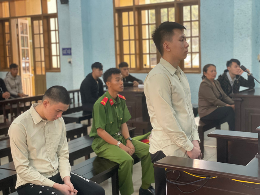 2 bị cáo bị đưa ra xét xử về tội "Giết người". Ảnh: Văn Ngọc 2-bi-cao-bi-dua-ra-xet-xu-ve-toi-giet-nguoi-anh-van-ngoc.jpg