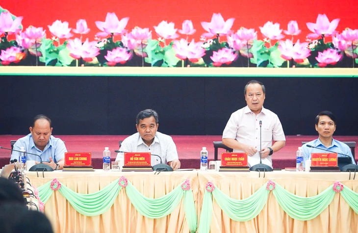 Ông Châu Ngọc Tuấn (thứ 2 từ phải qua) lưu ý các cơ quan, đơn vị tỉnh Gia Lai về việc xử lý tài sản công sau sắp xếp - Ảnh: M.VỸ 1