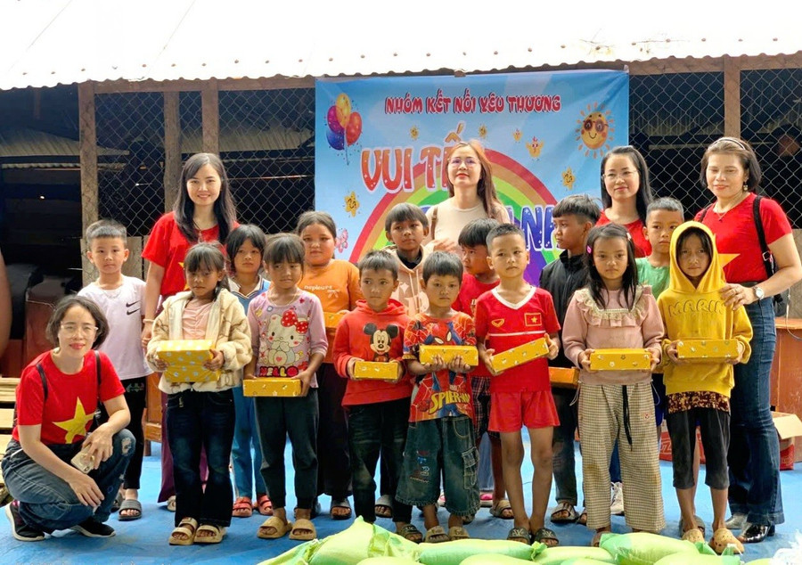 Những phần quà ý nghĩa được nhóm Kết nối yêu thương trao cho các em nhỏ nhân dịp Quốc tế thiếu nhi (1-6). Ảnh: ĐVCC 20250601-131543-1.jpg