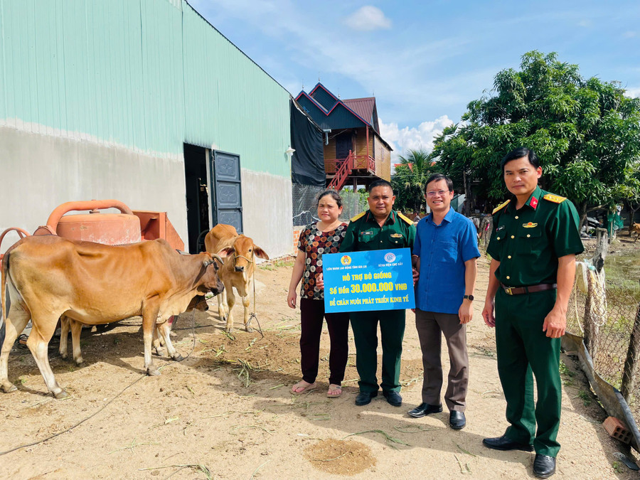 Chủ tịch Liên đoàn Lao động tỉnh Gia Lai Nguyễn Hoàng Phong (thứ 2 từ phải sang) trao sinh kế cho gia đình anh Rơ Căm Er. Ảnh: Thanh Bình 247a6d622650910ec841.jpg