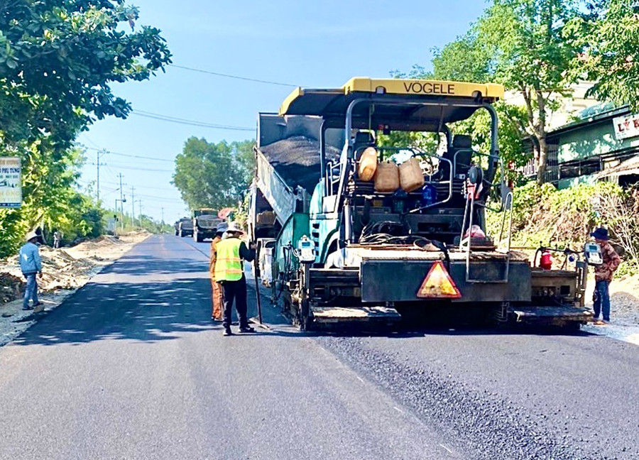 Các đơn vị thi công tiến hành thảm nhựa đối với gói thầu thuộc Dự án nâng cấp, mở rộng tỉnh lộ 669-đoạn qua địa bàn huyện Kbang. Ảnh: M.P 2a-2148.jpg
