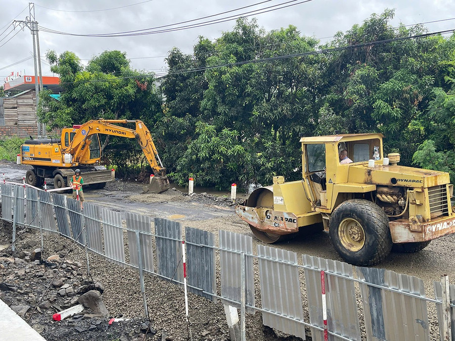Đơn vị thi công khẩn trương khắc phục tình trạng ngập úng tại cầu Plei Lôk để thông tuyến trở lại. Ảnh: Vũ Chi 2t-8700.jpg