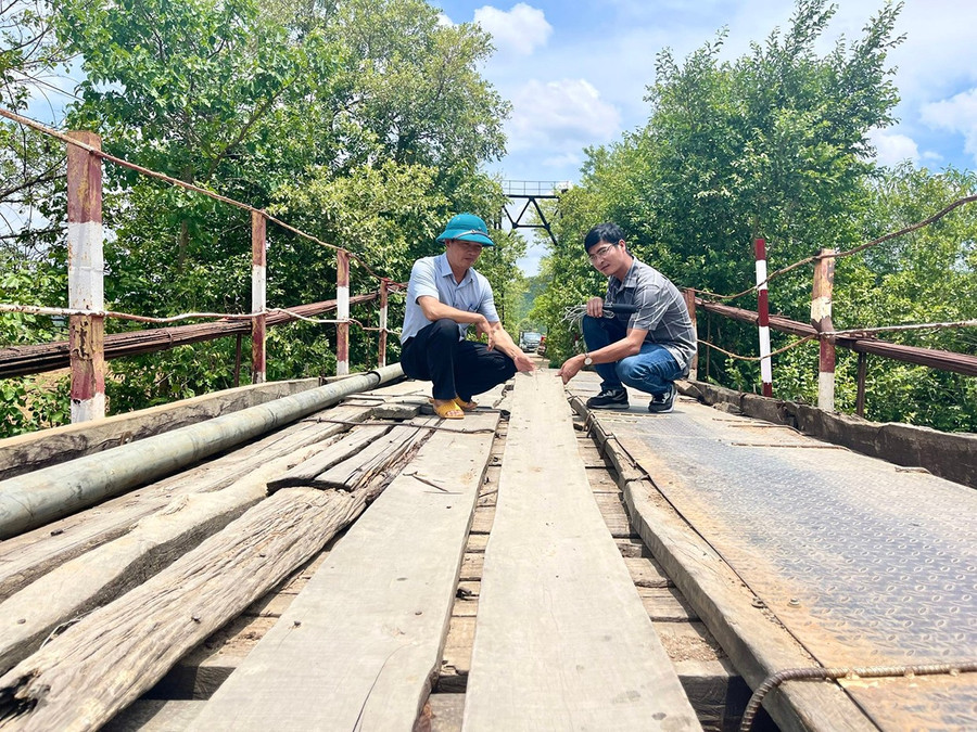 Để đảm bảo an toàn giao thông, UBND xã Ayun (huyện Chư Sê) kiến nghị đầu tư xây dựng cầu bê tông chắc chắn, giúp người dân đi lại được an toàn, thuận lợi hơn. Ảnh: M.P 3t-4820.jpg