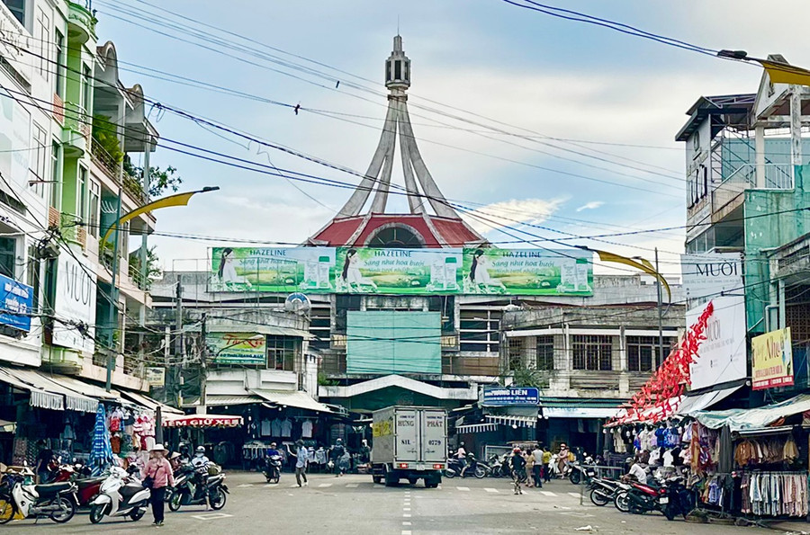 Trung tâm thương mại Pleiku nhìn từ phía đường Nguyễn Thiện Thuật. Ảnh Hà Duy 3t.jpg