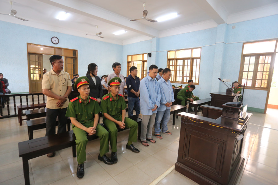 Các bị cáo bị đưa ra xét xử trong vụ án. Ảnh: Văn Ngọc 8-bi-cao-bi-dua-ra-xet-xu-trong-vu-an-anh-van-ngoc.jpg