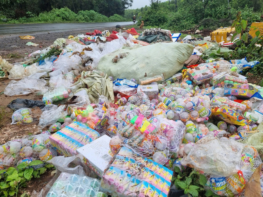 Bánh kẹo, đồ chơi có nhãn mác lạ bị đổ chất đống dọc đường Trường Sa. Ảnh: Minh Phương. banh-keo.jpg