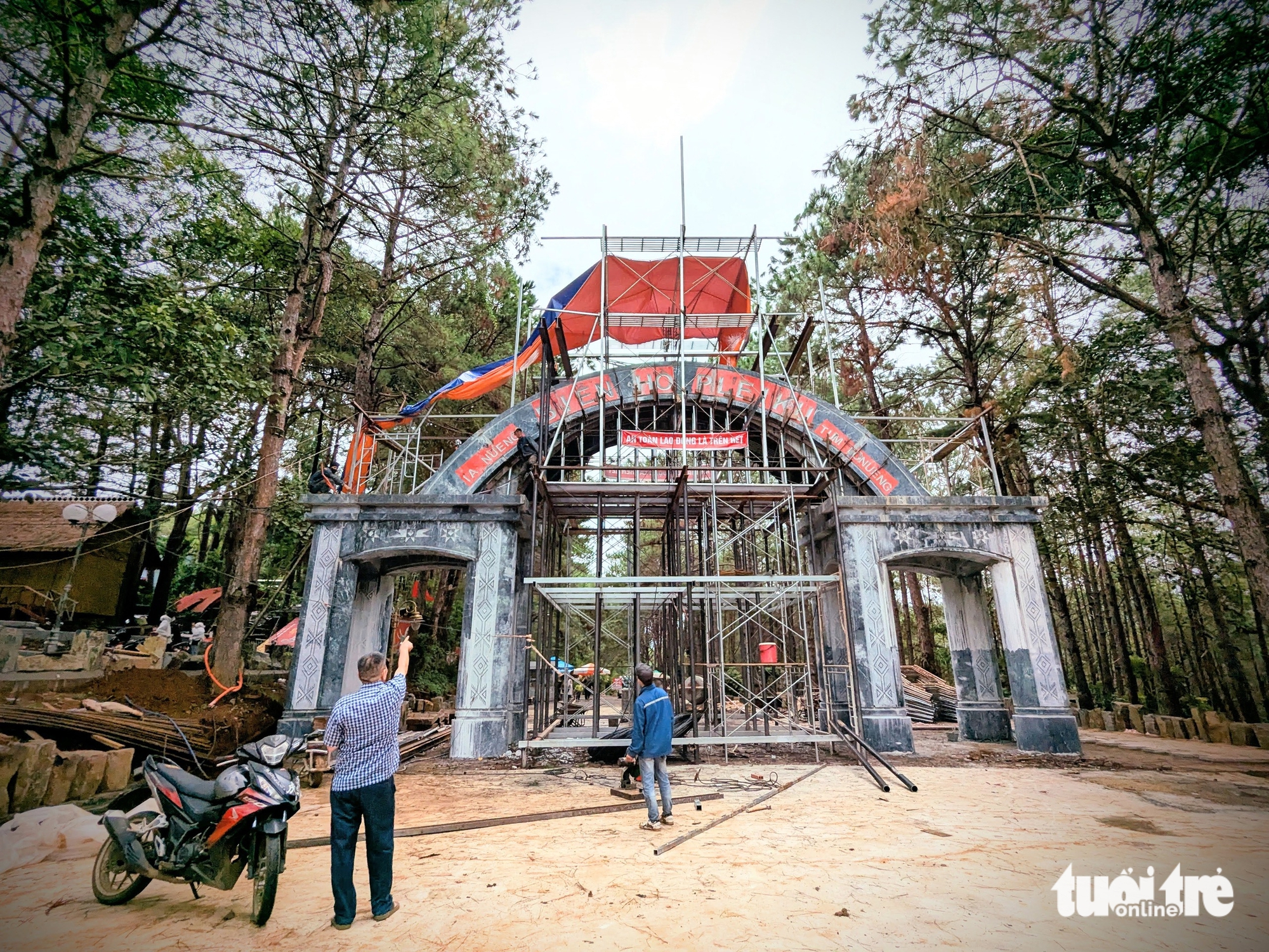 Công trình cổng chào Biển Hồ đang được xây dựng - Ảnh: TẤN LỰC 1