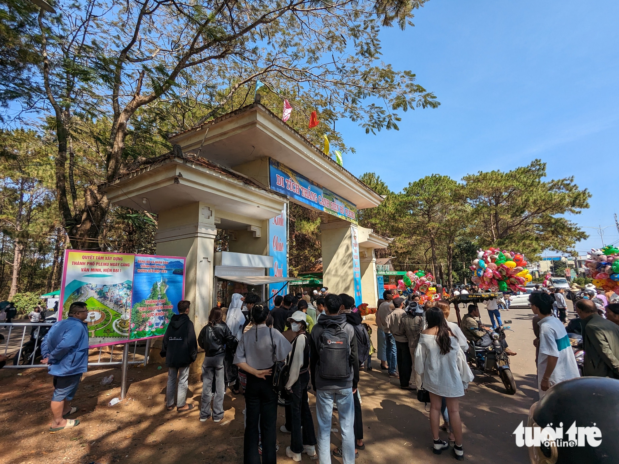 Cổng chào dẫn vào danh thắng Biển Hồ cũ trước khi phá bỏ để xây mới - Ảnh: TẤN LỰC 2