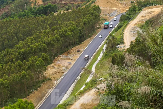 Hiện nay, Quốc lộ 19 là tuyến đường huyết mạch kết nối Bình Định với Gia Lai. Ảnh: Trương Định. bbbbbb.png