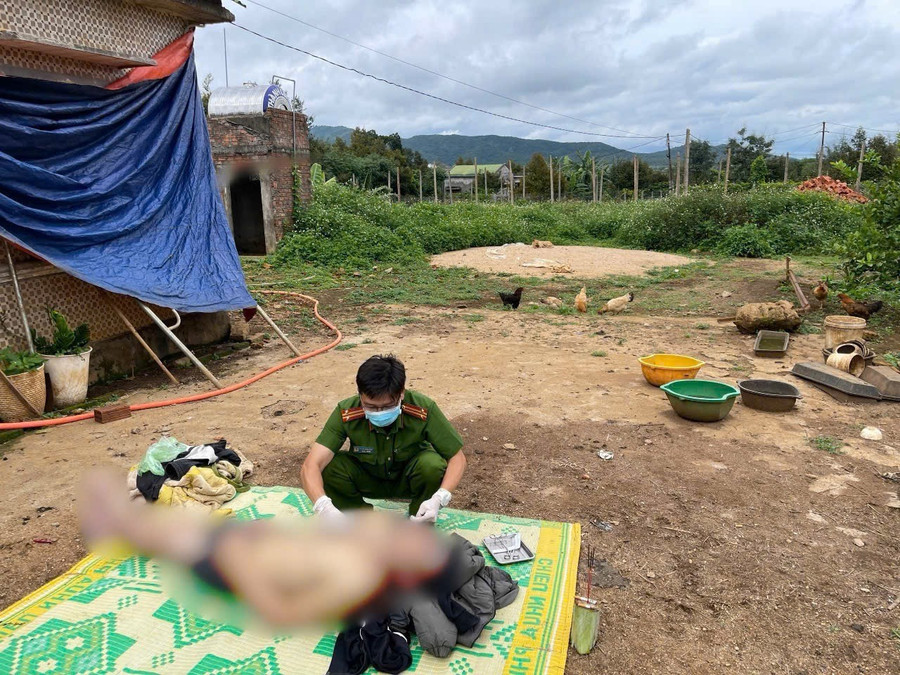 Các cán bộ, bác sĩ pháp y thường xuyên phải đối mặt với xác chết. Ảnh: Văn Tín cac-can-bo-bac-si-phap-y-thuong-xuyen-phai-doi-mat-voi-xac-chet-anh-van-tin.jpg