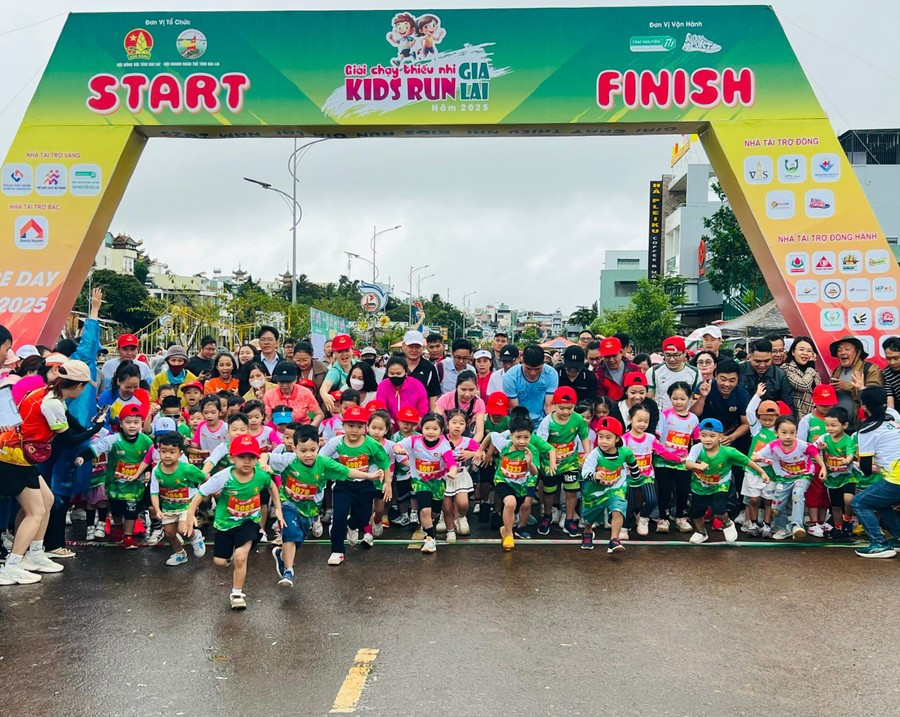 Các runner nhí hào hứng tham gia cự ly 500 m tại giải chạy dành cho thiếu nhi. Ảnh: M.N cac-runner-nhi-hao-hung-tham-gia-cu-ly-500m-anh-mn.jpg