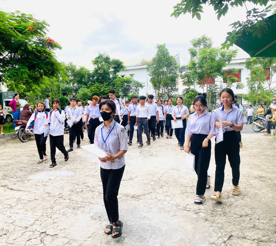 cac-thi-sinh-truong-thpt-phan-chu-trinh-ho-hoi-di-chuyen-toi-diem-thi-nguyen-tat-thanh-huyen-ia-pa-anh-vu-chi.jpg
