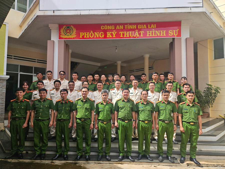 Cán bộ Phòng Kỹ thuật Hình sự luôn cống hiến thầm lặng trên mặt trận đấu tranh phòng, chống tội phạm. Ảnh: Văn Tín can-bo-phong-ky-thuat-hinh-su-luon-cong-hien-tham-lang-tren-mat-tran-dau-tranh-phong-chong-toi-pham-anh-van-tin.jpg