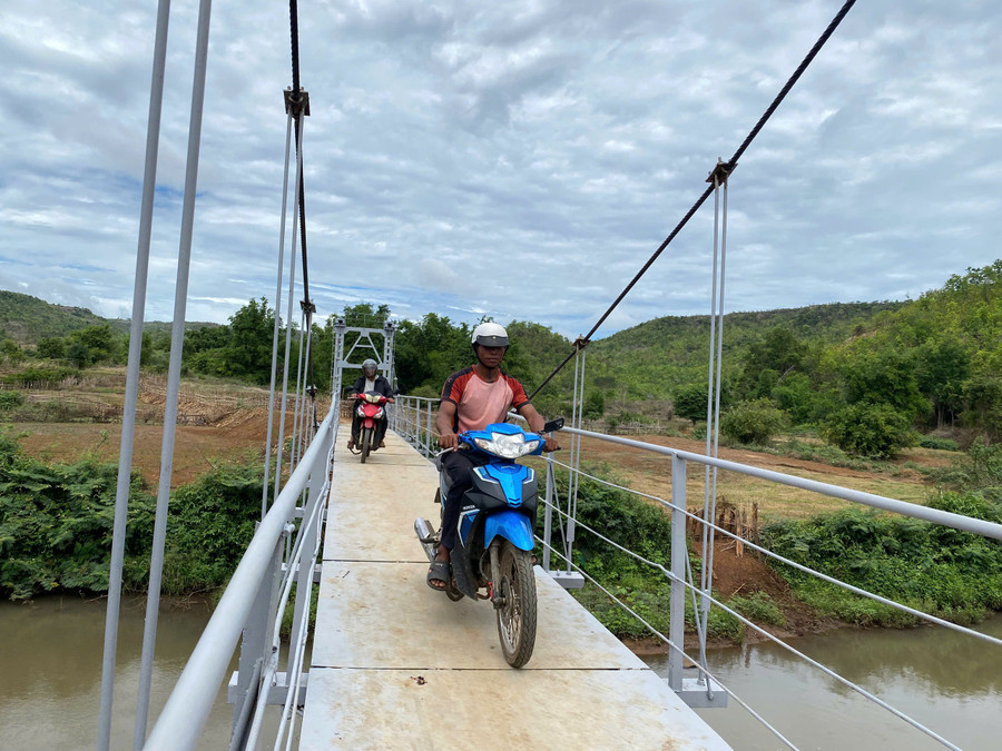 Cầu treo sắt có chiều dài 30 m và rộng 1,6 m dành cho người đi bộ và phương tiện hai bánh, thuận tiện cho việc vận chuyển nông sản. Ảnh: Đồng Lai cau-treo-sat-co-chieu-dai-30-m-va-rong-16-m-danh-cho-nguoi-di-bo-va-phuong-tien-hai-banh-thuan-tien-cho-viec-van-chuyen-nong-san-anh-dong-lai.jpg