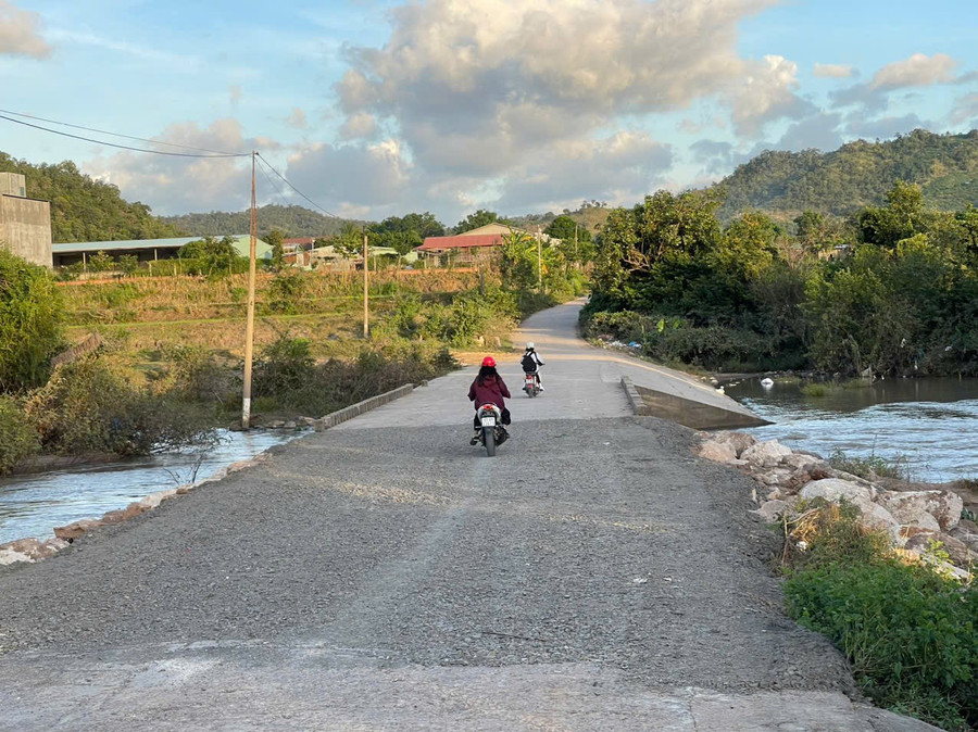 Đoạn ngầm tràn thôn Mơ Nang (xã Kim Tân) bị nước lũ cuốn trôi đã được sửa chữa lại nhưng chỉ mang tính chất tạm thời. Ảnh: Vũ Chi doan-ngam-tran-thon-mo-nang-xa-kim-tan-bi-nuoc-lu-cuon-troi-da-duoc-sua-chua-lai-nhung-chi-mang-tinh-chat-tam-thoi-anh-vu-chi.jpg