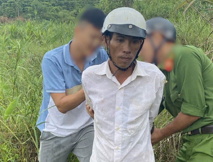 Đối tượng Ma Đình Hiệp bị bắt giữ khi đang điều khiển xe máy đi tiêu thụ. Ảnh: Văn Tiến doi-tuong-hiep-bi-bat-giu-khi-dang-dieu-khien-xe-may-di-tieu-thu-anh-van-tien.jpg