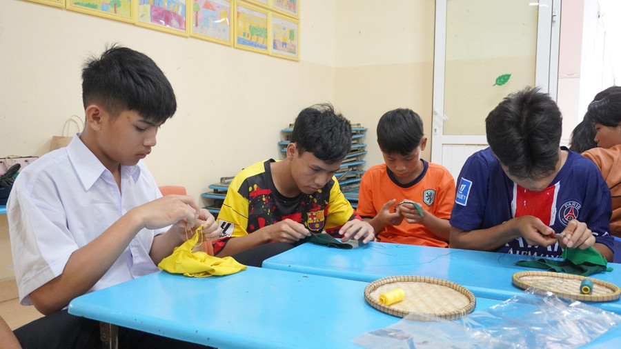 Nam sinh cùng nhau hoàn thiện áo dài minisize. Ảnh: Chu Hằng dsc02863.jpg