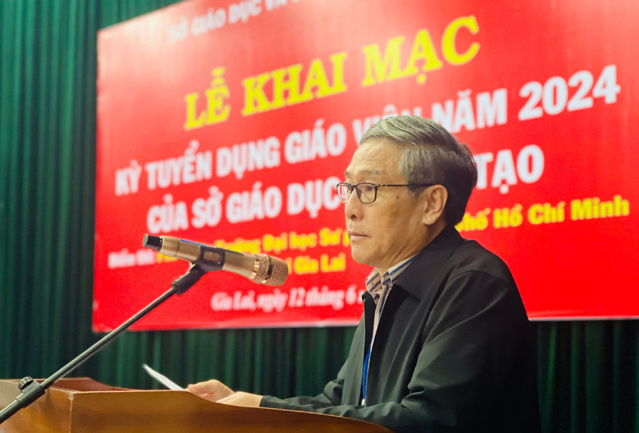 Ông Lê Duy Định-Giám đốc Sở GD-ĐT, Chủ tịch Hội đồng tuyển dụng viên chức phát biểu tại lễ khai mạc. Ảnh: T.D f91c20a58d2a3974603b.jpg