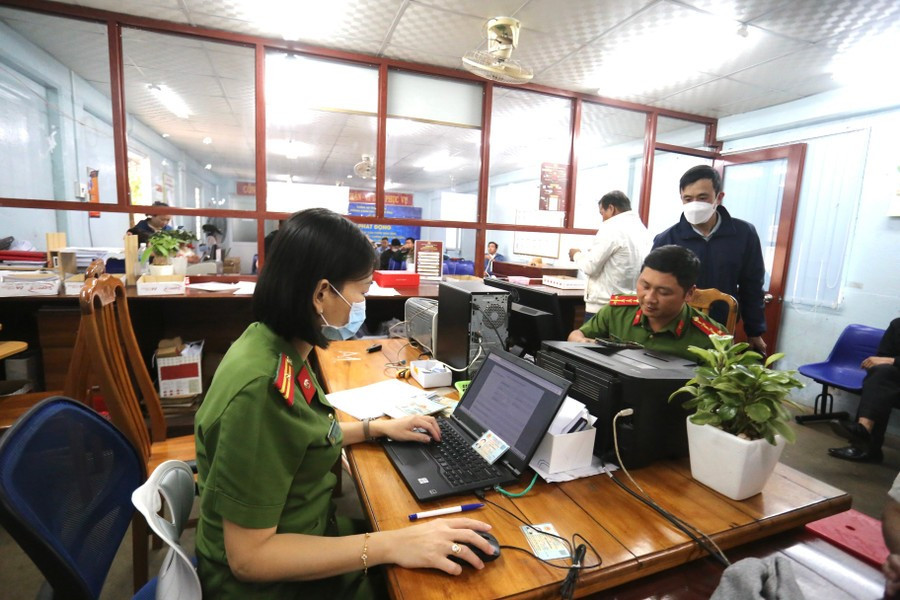 UBND tỉnh Gia Lai yêu cầu các quan, đơn vị, địa phương khẩn trương cập nhật thông tin, đăng ký tài khoản định danh điện tử trước ngày 1-7. Ảnh: Văn Ngọc hien-toan-tinh-co-18-diem-thu-nhan-ho-so-cap-can-cuoc-va-dinh-danh-dien-tu-anh-van-ngoc.jpg