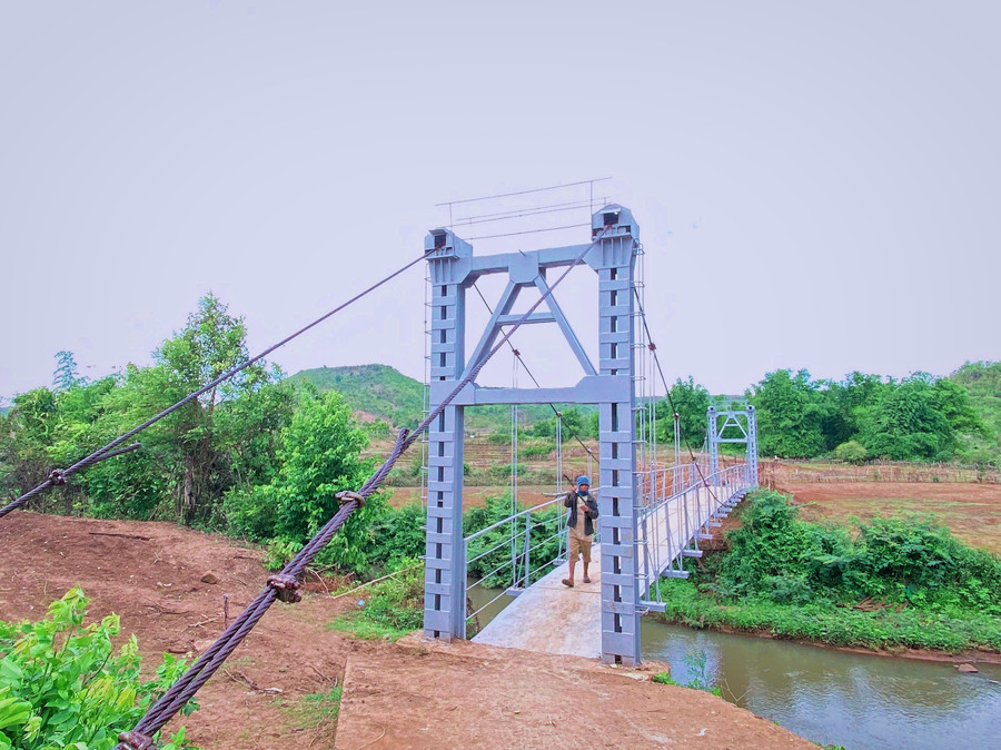 Đoạn đường 70m sát cầu được đổ đất để bà con thuận tiện đi lại. Ảnh: Đồng Lai img-20250602-132931.jpg