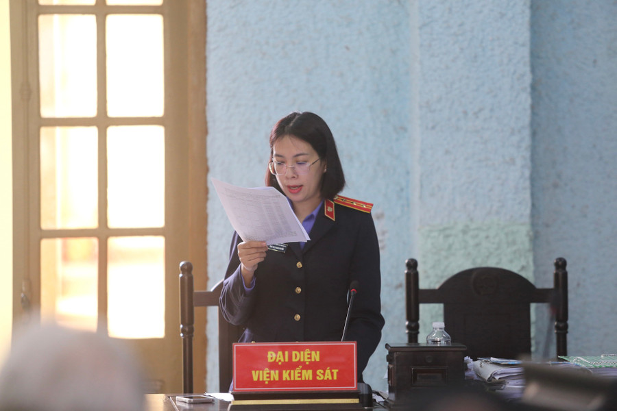 Kiểm sát viên trình bày bản cáo trạng tại phiên tòa. Ảnh: Văn Ngọc kiem-sat-vien-trinh-bay-ban-cao-trang-tai-phien-toa-anh-van-ngoc.jpg