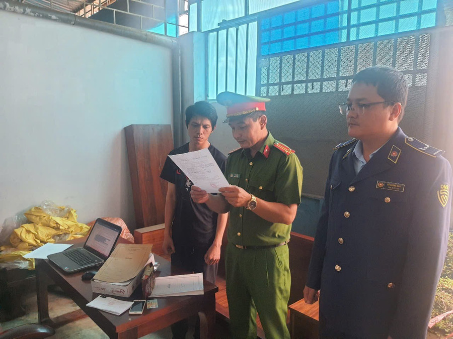 Lực lượng Cảnh sát Kinh tế khám xét nhà của đối tượng Phan Duy Trung (bìa trái; SN 1988, trú tại tổ 4, phường Ia Kring, TP. Pleiku). Ảnh: Quốc Hòa luc-luong-canh-sat-kinh-te-kham-xet-nha-cua-doi-tuong-trung-bia-trai-anh-quoc-hoa.jpg