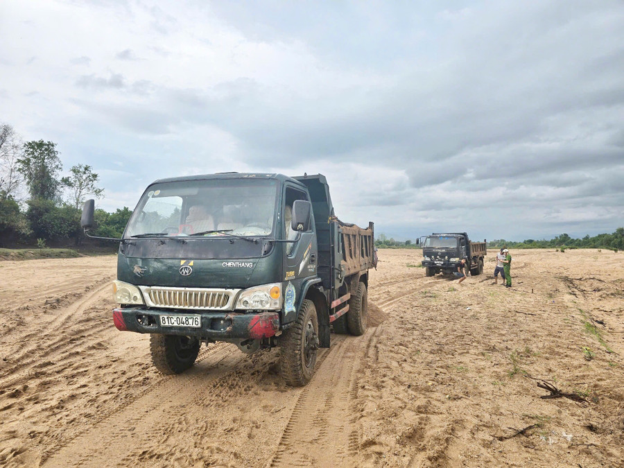Lực lượng chức năng huyện Krông Pa kiểm tra, xử lý tình trạng khai thác cát trái phép trên địa bàn xã Chư Drăng luc-luong-chuc-nang-huyen-krong-pa-kiem-tra-xu-ly-tinh-trang-khai-thac-cat-trai-phep-trien-dia-ban-xa-chu-drang.jpg