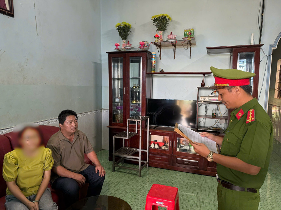 Lực lượng chức năng đọc lệnh khám xét nhà của đối tượng Nguyễn Văn Vọng (SN 1978, trú tại phường Hội Phú). Ảnh: L.V.N luc-luong-cong-an-kham-xet-nha-cua-doi-tuong-vong-anh-quoc-hoa.jpg
