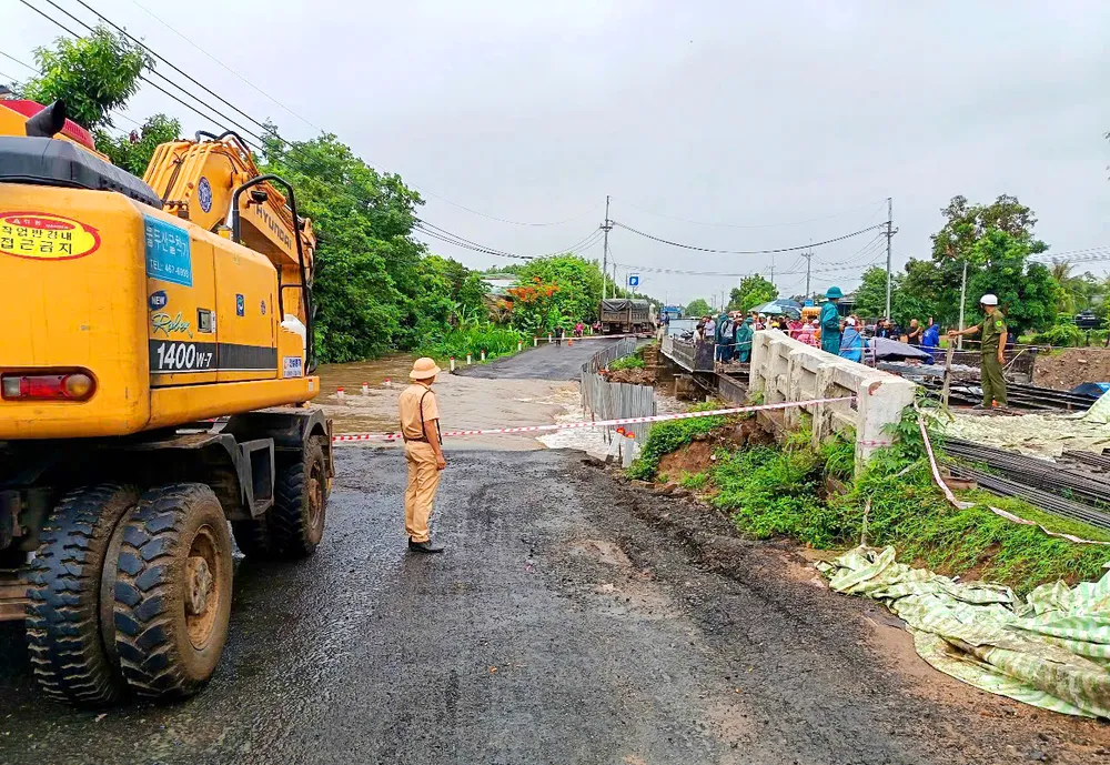 Huyện Phú Thiện huy động nhiều phương tiện hỗ trợ, đảm bảo sớm lưu thông cho quốc lộ 25. Huyện Phú Thiện huy động nhiều phương tiện hỗ trợ, đảm bảo sớm lưu thông cho quốc lộ 25. 3