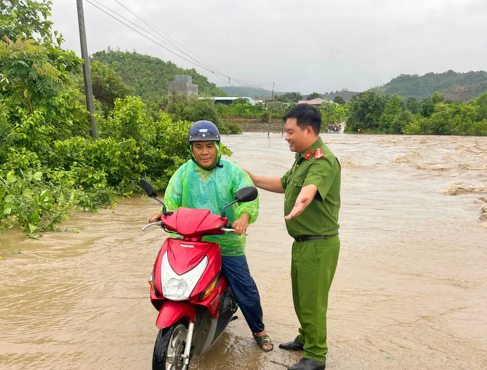 Đoạn ngầm tràn nối thôn 2 và thôn Mơ Năng 2 (xã Kim Tâm, huyện Ia Pa, tỉnh Gia Lai) ngập sâu lực lượng công an yêu cầu người dân quay xe, ngăn không cho vượt ngầm. 5