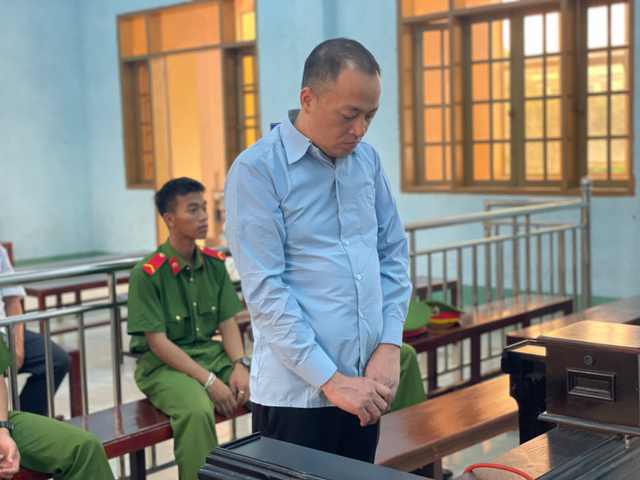 Nguyên Phó Vụ trưởng Phan Mạnh Thắng đã bị đưa ra xét xử. Ảnh: Văn Ngọc nguyen-pho-vu-truong-phan-manh-thang-da-bi-dua-ra-xet-xu-anh-van-ngoc.jpg