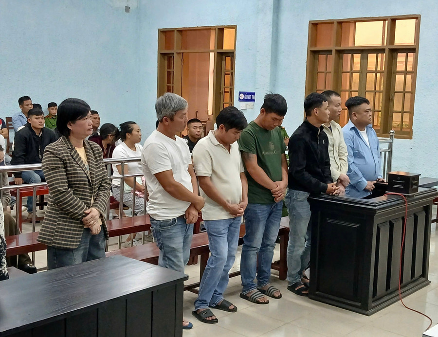 Nhóm bị cáo đã phải lãnh án về tội "Lừa đảo chiếm đoạt tài sản". Ảnh: Văn Ngọc nhom-bi-cao-da-phai-lanh-an-ve-toi-lua-dao-chiem-doat-tai-san-anh-van-ngoc.jpg