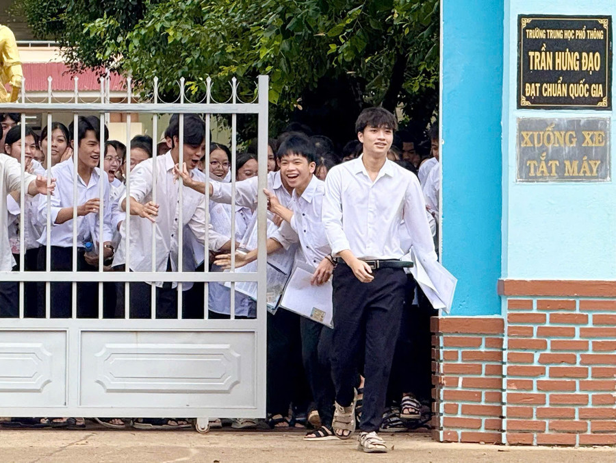 Những thí sinh đầu tiên bước ra khỏi phòng thi tại điểm thi Trường THPT Trần Hưng Đạo (huyện Mang Yang). Ảnh: Ngọc Duy nv-duy-5724.jpg