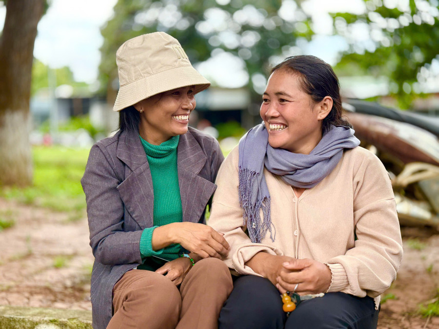 Nhiều phụ huynh tạm gác chuyện vườn rẫy để đồng hành cùng con. Ảnh Ngọc Duy nv-duy.jpg