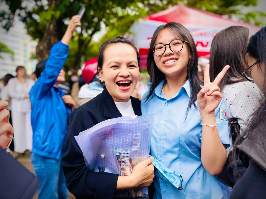 Cảm xúc của nhiều phụ huynh đã vỡ òa khi nhìn thấy nụ cười rạng rỡ của con em mình khi bước ra khỏi điểm thi sau môn Ngữ văn. Ảnh: Trần Dung nvdung-2024.jpg