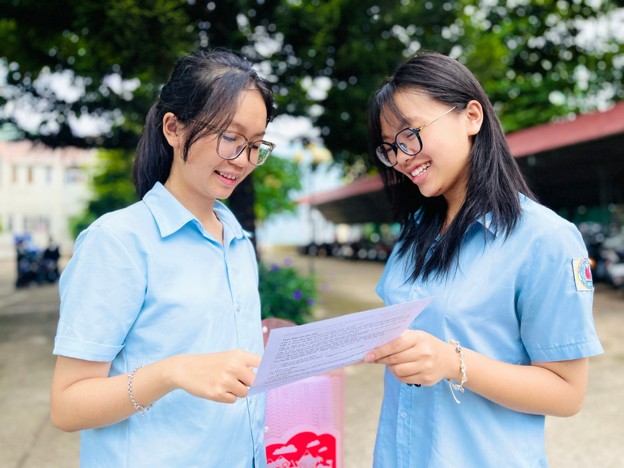 Thí sinh Nguyễn Ngọc Thảo Nguyên (bìa phải, lớp 12B, Trường THPT chuyên Hùng Vương) cho rằng đề thi Ngữ văn năm nay rất đặc biệt, gắn với sự kiện chính trị của đất nước. Ảnh: Trần Dung nvdung.jpg